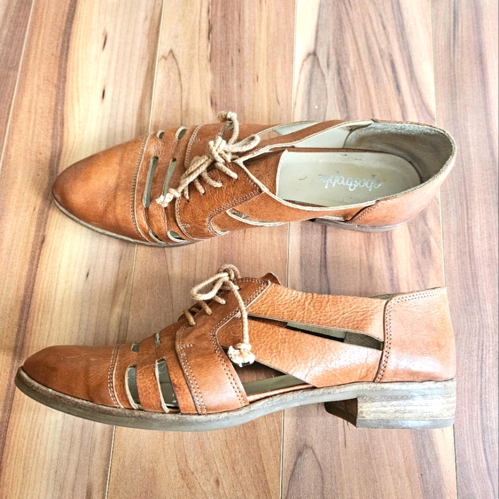 Leather shoes with perferated cut out sz 38